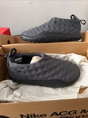 Nike ACG Women’s slip -On moccasins in Dark Gray/Black